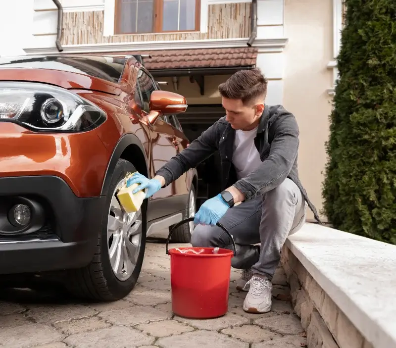 Lavage auto à domicile Le Malesherbois : professionnel intervenant sur un véhicule